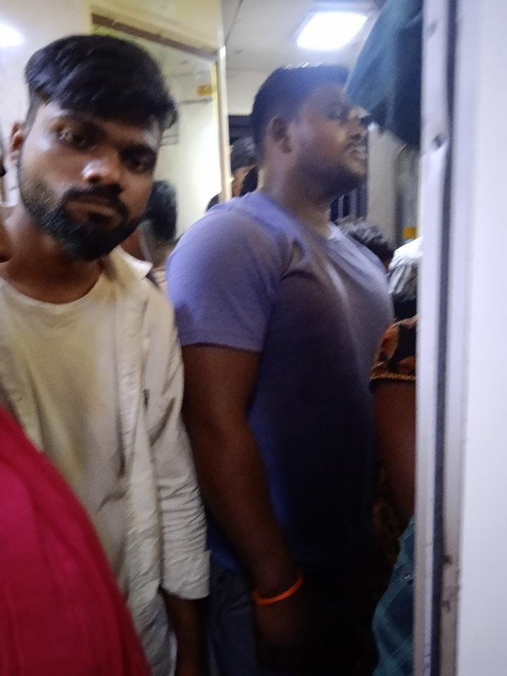SaquibNeshat's tweet photo. @RailMinIndia @drmdnr @RailMinIndia @RailwaySeva Train No. 12367 is severely overcrowded. Coach M1 has been occupied by passengers with general tickets, and the crowd is so excessive that the coach doors are being kept open while the train is moving. https://t.co/Uc8yNLZH0N