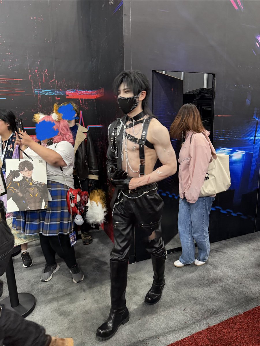 dokiChokeMe's tweet photo. I’m a guy, but for all the LADS girlies out there I totally get where yall are coming from. I can’t believe I got so lucky to see them walking out AND walking back at AX day 2. #loveanddeepspace #LADS #AX2026 #rafayel #sylus #caleb #zayne https://t.co/nWdlLmrSSa