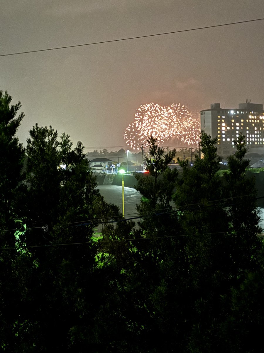 ton_key11's tweet photo. 雨の中🎆大会始まった！
#弁天島花火大会 https://t.co/FL1nsKS910