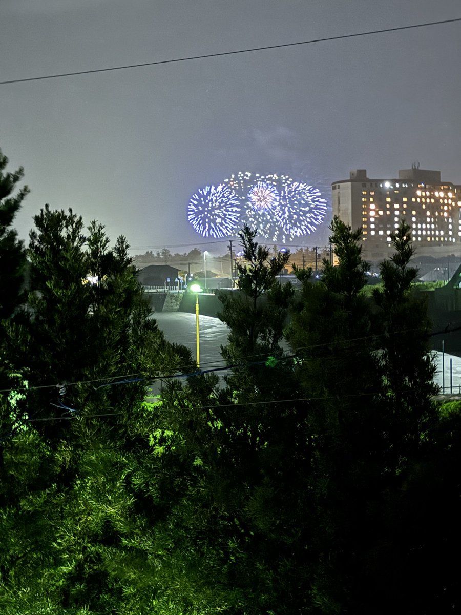ton_key11's tweet photo. 雨の中🎆大会始まった！
#弁天島花火大会 https://t.co/FL1nsKS910