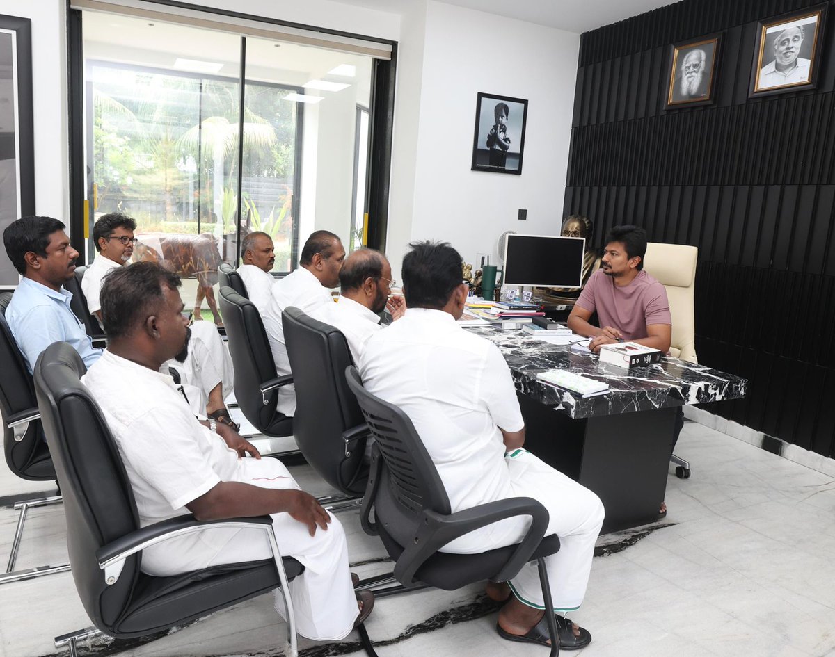 arivalayam's tweet photo. எதிர்க்கட்சித் தலைவர் திரு. @Udhaystalin  அவர்களுடன் இலங்கை எம்.பி. திரு. கஜேந்திரகுமார் பொன்னம்பலம் சந்திப்பு!

தமிழ்த்தேசியப் பேரவையின் தலைவரும் இலங்கை நாடாளுமன்ற உறுப்பினருமான திரு. கஜேந்திரகுமார் பொன்னம்பலம் அவர்கள் இன்று சட்டமன்ற எதிர்க்கட்சித் தலைவரும்- திராவிட முன்னேற்றக் கழக இளைஞர் அணிச் செயலாளருமான திரு. உதயநிதி ஸ்டாலின் அவர்களைச் சந்தித்தார். போருக்குப் பிந்தைய சூழலில் ஈழத்தமிழர்கள் சந்திக்கும் நெருக்கடிகளை எதிர்க்கட்சித் தலைவருக்கு அவர் விரிவாக விளக்கினார்.

கழகத் தலைவர் அவர்கள் முதலமைச்சராக இருந்தபோது, கடந்த டிசம்பர் மாதம் அவரைச் சந்தித்து, ஈழத்தமிழர் பிரச்சினைகள் குறித்து எடுத்துரைத்ததையும், உடனடியாக ஒன்றிய அரசுக்கு கழகத் தலைவர் அவர்கள் கடிதம் எழுதி வலியுறுத்தியதையும் திரு. கஜேந்திரகுமார் பொன்னம்பலம் அவர்கள் சுட்டிக்காட்டினார்.

தொப்புள்கொடி உறவுகளான ஈழத்தமிழர் உரிமைகளுக்காக பேரறிஞர் அண்ணா காலம் முதல் தற்போது வரை தொடர்ந்து குரல்கொடுத்துத் துணை நின்று வரும் இயக்கம் திராவிட முன்னேற்றக் கழகம் என்பதை உலகத்தமிழர்கள் அறிவார்கள். அந்த வகையில், ஈழத்தமிழர் நலன் சார்ந்து அவர் கூறியவற்றை, கழகத் தலைவர் அவர்களின் கவனத்திற்கு எடுத்துச்சென்று ஒன்றிய அரசுக்கு அழுத்தம் தரும் வகையில் செயல்படுவோம் என்று அவருக்கு திரு. உதயநிதி ஸ்டாலின் அவர்கள் உறுதியளித்தார்.

இந்த சந்திப்பின்போது, நம் முத்தமிழறிஞர் பதிப்பகம் வெளியிட்டுள்ள 'காலத்தின் நிறம் கருப்பு சிவப்பு' நூலை வழங்கி, 'இலங்கை தி.மு.க.' குறித்து எழுத்தாளர் ஷோபாசக்தி அவர்கள் எழுதிய கட்டுரையும் அந்த நூலில் இடம் பெற்றிருப்பதை திரு. உதயநிதி ஸ்டாலின் அவர்கள்  சுட்டிக்காட்டினார்.