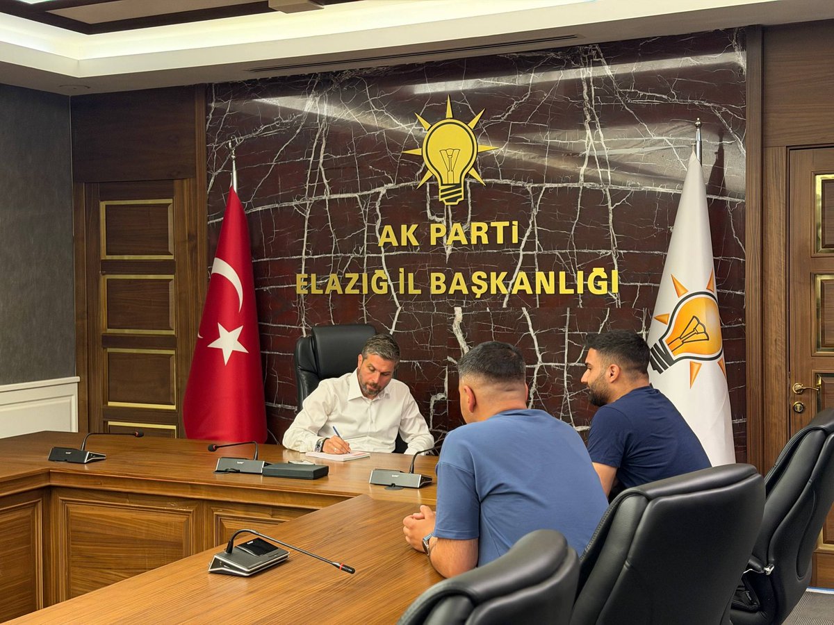 mahmutnazirli's tweet photo. Bugün AK Parti İl Başkanlığımızda gerçekleştirdiğimiz nöbet programımızda siz değerli hemşehrilerimizle bir araya geldik.

Çayımızı paylaştık, taleplerinizi dinledik ve gönül sohbetimize ortak olduk. Bizleri yalnız bırakmayan, dertleşmeye ve hasbihal etmeye gelen tüm hemşehrilerime canıgönülden teşekkür ederim.