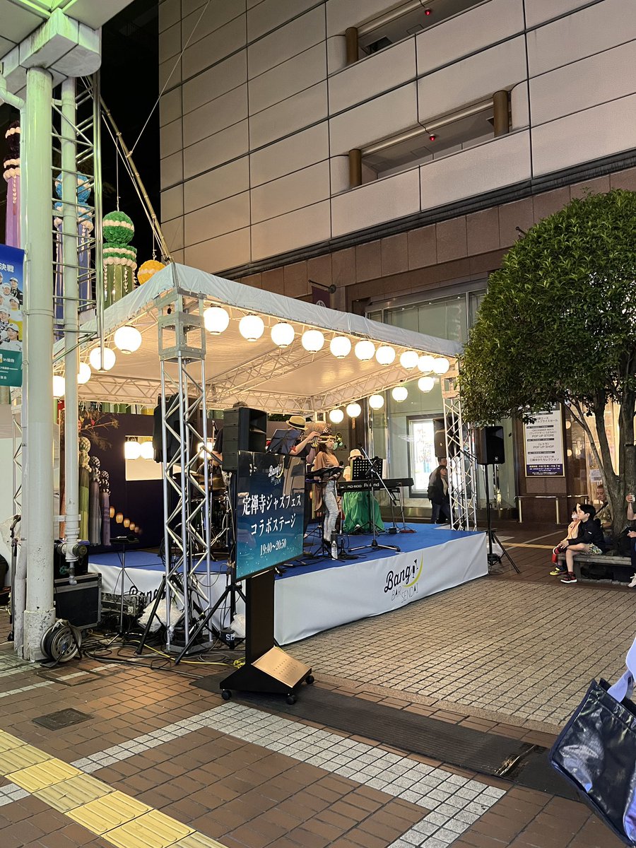 jozenji_stjzfst's tweet photo. 7日(火)まで毎晩！
七夕飾りの前で生演奏です🎋 https://t.co/Flg16OgUUY
