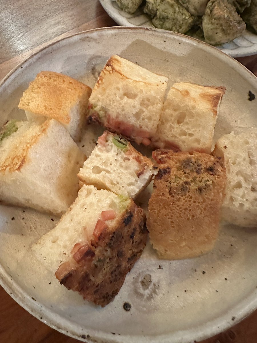 mune1021's tweet photo. 今日は料理したい気分なのか。。。

自家製バジルソースでチキンソテー。

ベーコンと枝豆の米粉パン🍞

美味いけど、、作りすぎた🤣 https://t.co/TZkLhh73gx