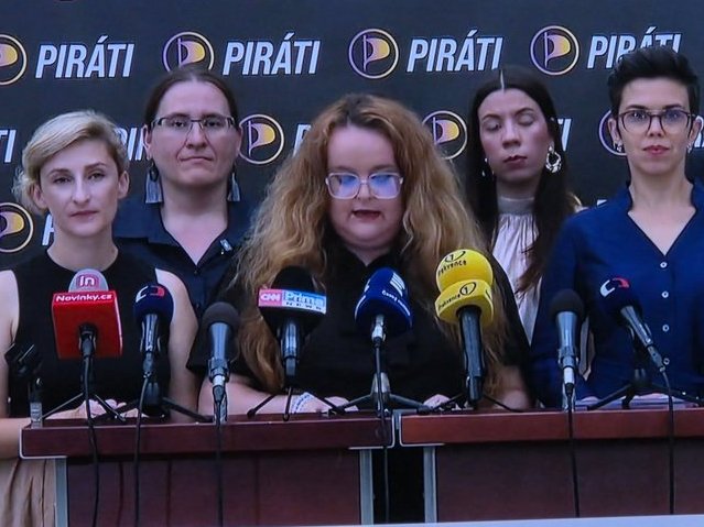 JZdesena's tweet photo. Představuji vám pirátskou elitu! Samé lepší kusy. Zděšenka! https://t.co/pZrxheUrbN