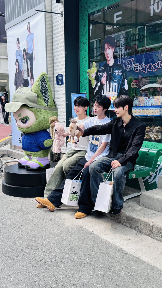 kiiroi_ayame's tweet photo. 근데 도착하니까 입구 막고 못들어가게하길래 뭐지? 했다. 30분 정도 걸린다길래 돌아갈까 하다가 안에 보니 예쁘장한 남정네들 있어서 아이돌인가 했는데 위에화 소속 템페스트 멤버들이 왔었나봄. 역시나 아이돌. 생각보다 금방 나와서 쵸콤 기다림. https://t.co/Lv9Qxx4NOJ
