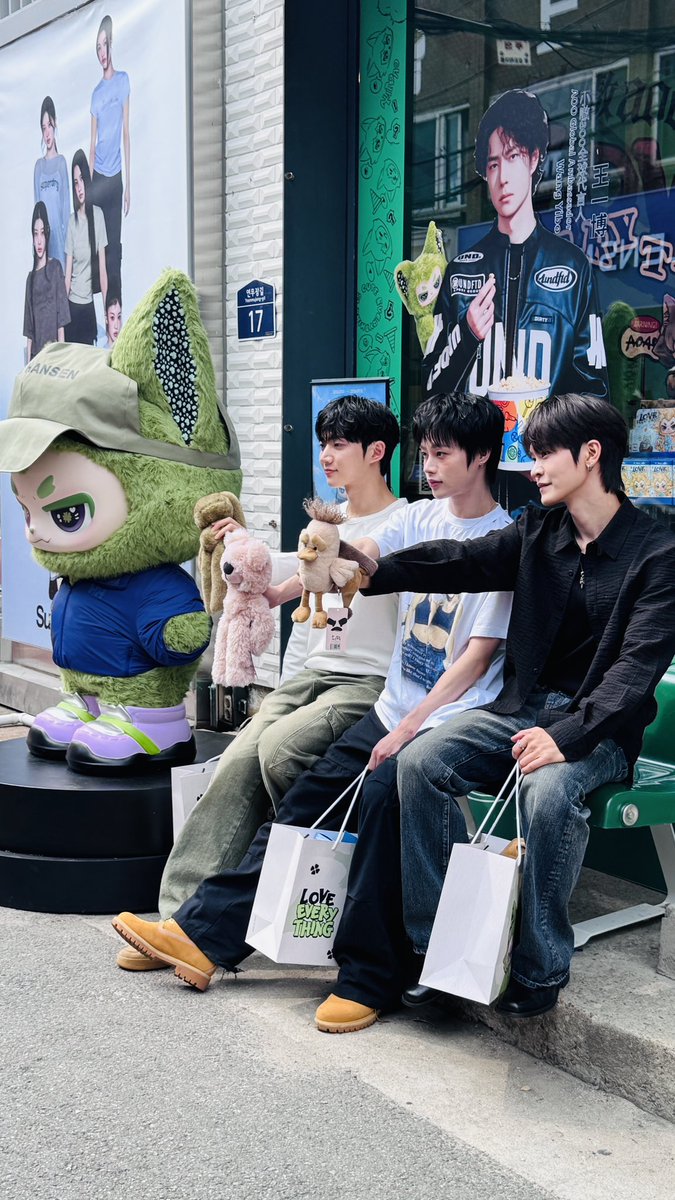 kiiroi_ayame's tweet photo. 근데 도착하니까 입구 막고 못들어가게하길래 뭐지? 했다. 30분 정도 걸린다길래 돌아갈까 하다가 안에 보니 예쁘장한 남정네들 있어서 아이돌인가 했는데 위에화 소속 템페스트 멤버들이 왔었나봄. 역시나 아이돌. 생각보다 금방 나와서 쵸콤 기다림. https://t.co/Lv9Qxx4NOJ