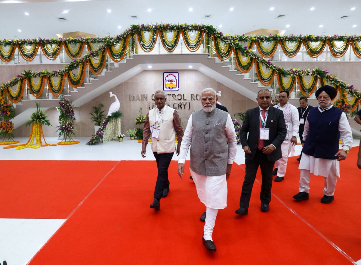 narendramodi's tweet photo. राजस्थान के बालोतरा में देश के पहले ग्रीनफील्ड इंटीग्रेटेड रिफाइनरी-कम-पेट्रोकेमिकल कॉम्��्लेक्स को देखने का सुअवसर मिला। यहां की अत्याधुनिक रिफाइनरी से हमारे ऊर्जा सेक्टर को एक नई मजबूती मिलने वाली है। https://t.co/zIG3CmhGGs