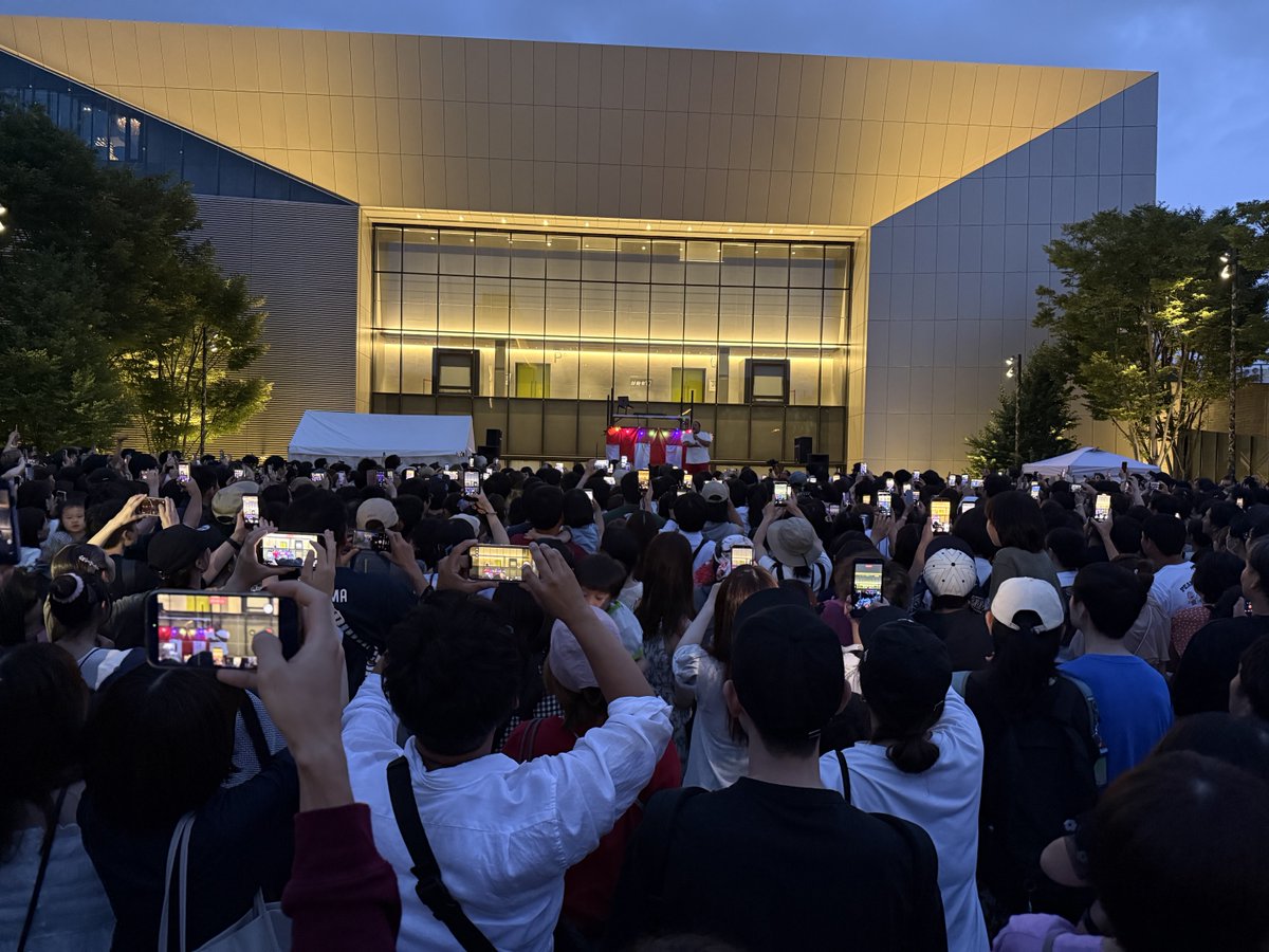 forrokun's tweet photo. 音が小さくてほぼ聞こえなくて、ノー照明で暗くて、人の山でほぼ見えず…。 https://t.co/D7mUlte5QX