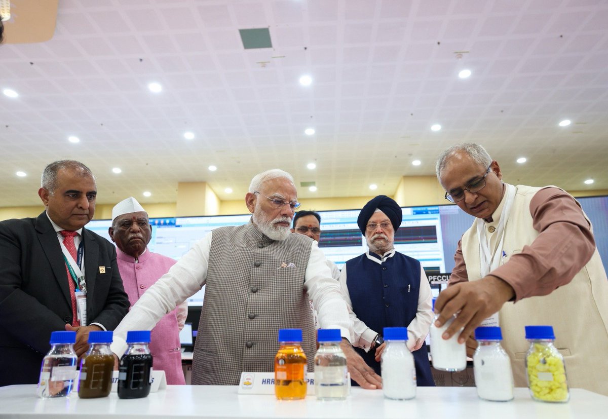 narendramodi's tweet photo. राजस्थान के बालोतरा में देश के पहले ग्रीनफील्ड इंटीग्रेटेड रिफाइनरी-कम-पेट्रोकेमिकल कॉम्��्लेक्स को देखने का सुअवसर मिला। यहां की अत्याधुनिक रिफाइनरी से हमारे ऊर्जा सेक्टर को एक नई मजबूती मिलने वाली है। https://t.co/zIG3CmhGGs