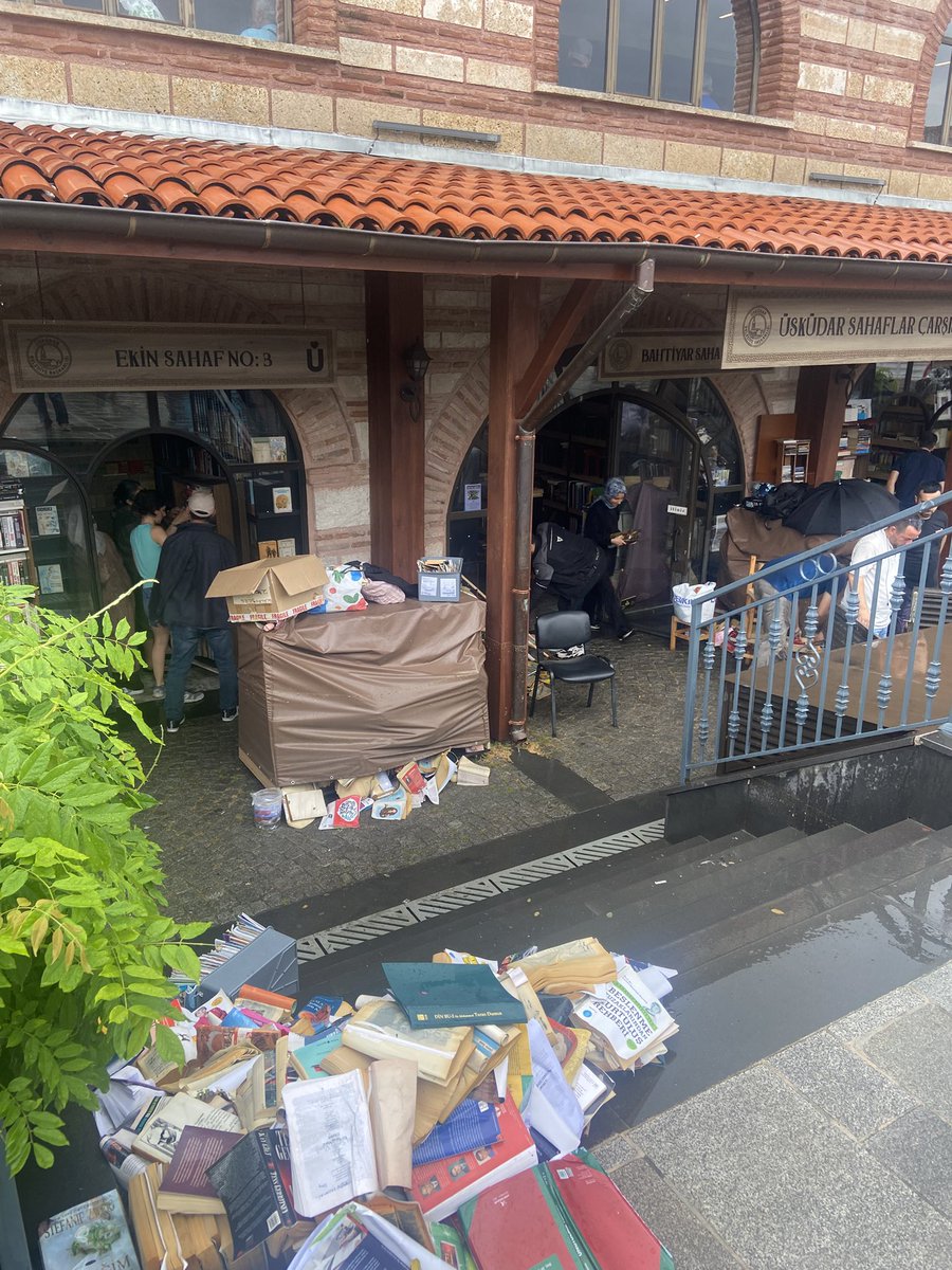 OdabasAli's tweet photo. Kırk yılın başı İstanbul'a gelip Üsküdar Sahaflar Çarşısını su basmasına şahit olmak. 🥲 https://t.co/RIxL8uEODg
