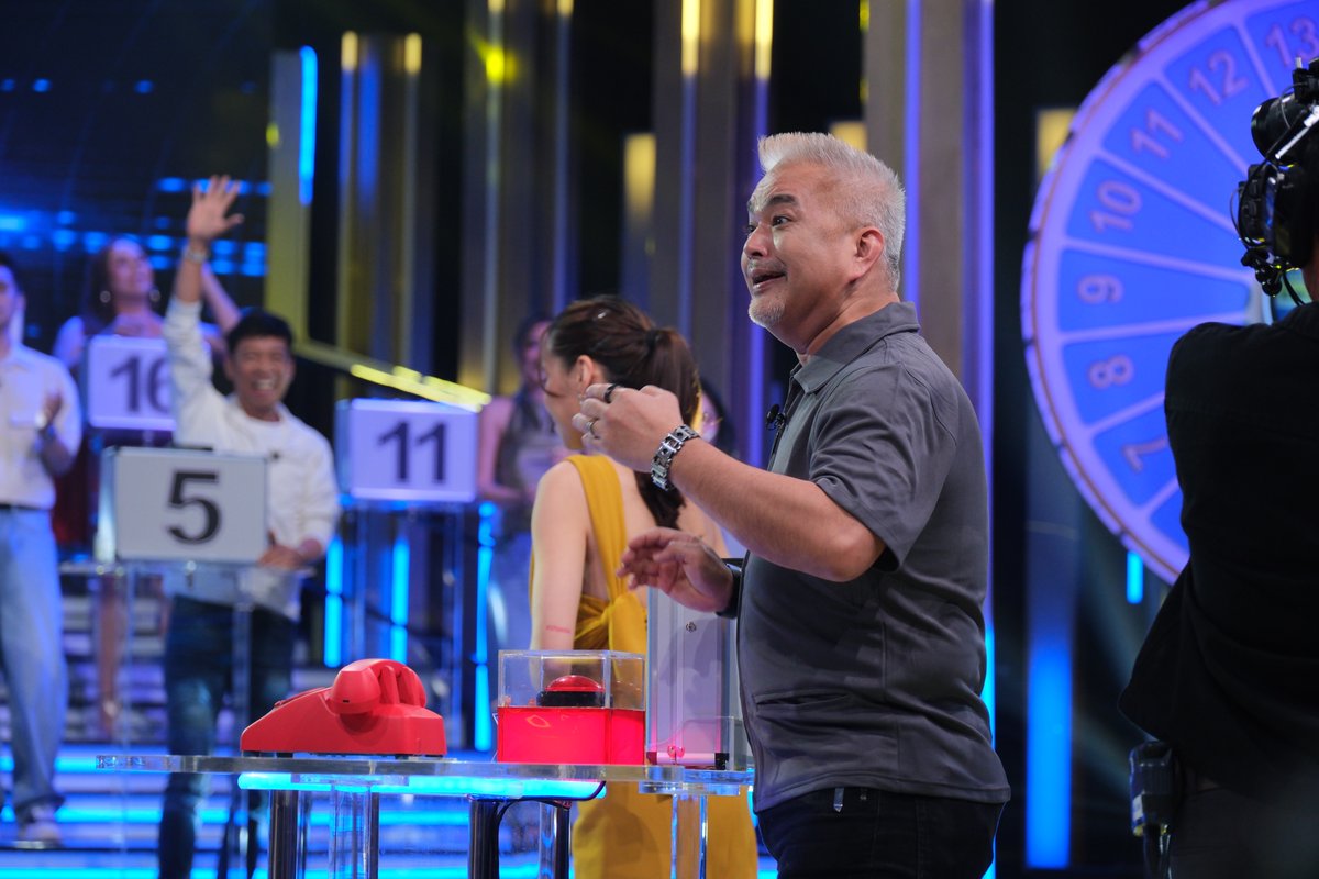 Kapamilya_DOND's tweet photo. May napili na ang Lucky Wheel! Naglalaman kaya ng swerte ang briefcase #14 ni Jeffrey Santos? Alamin ngayong gabi sa #KapamilyaDealOrNoDeal! #KDONDJeffrey 💼☎️ https://t.co/EX5EmwEPR0