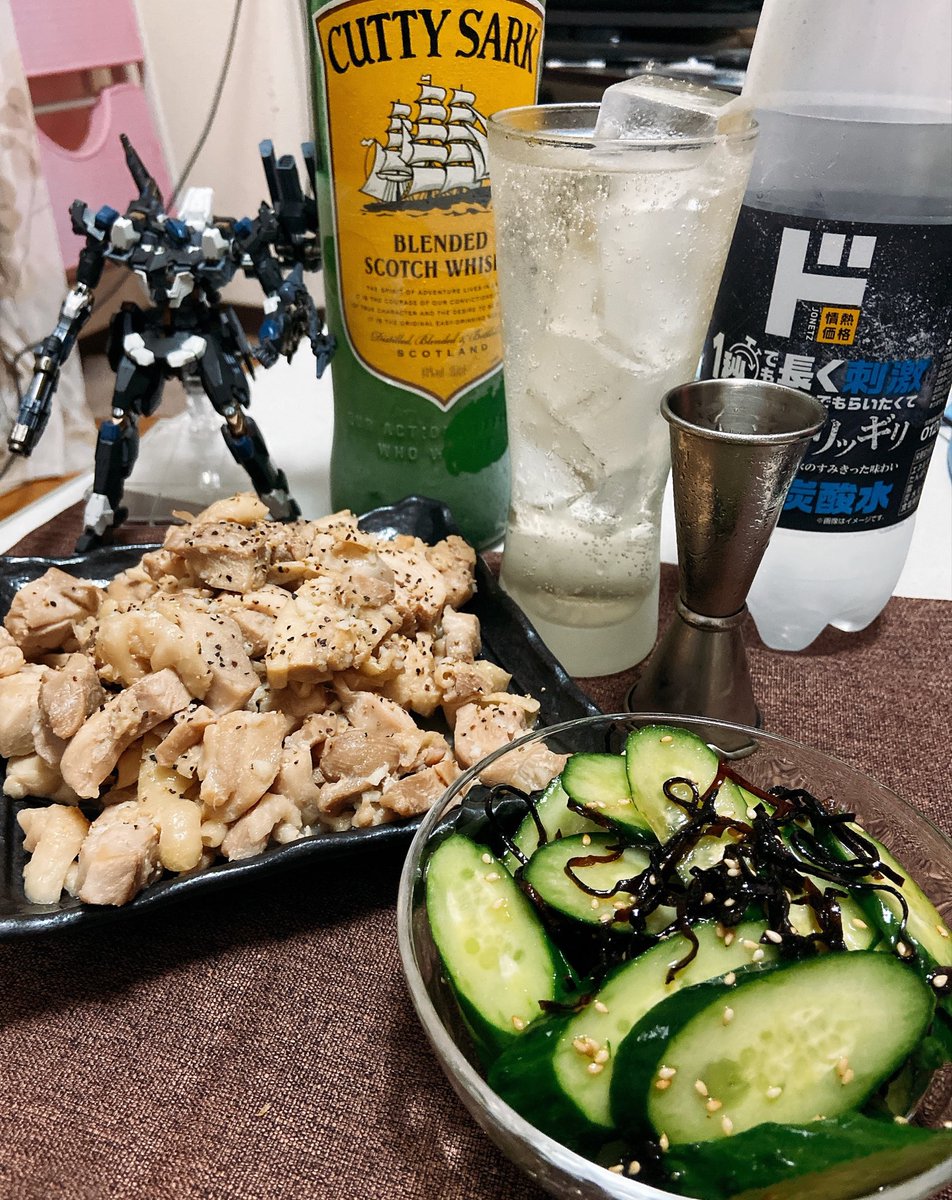 DaQms's tweet photo. 帰りが遅くなってしまった…
疲れたので今夜はシンプルに🐓🧄🧂🥒
肉なんてものは塩とニンニクと胡椒で味付けとけば何とかなるのよ☺️
🍺*(ˊᗜˋ*)وｶﾝﾊﾟｲ！ https://t.co/piWZEbrykU