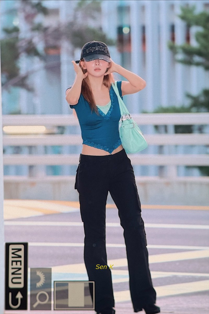 sensible_k's tweet photo. 260704 출국 #슬기 #seulgi https://t.co/ZZJOQzgFuO