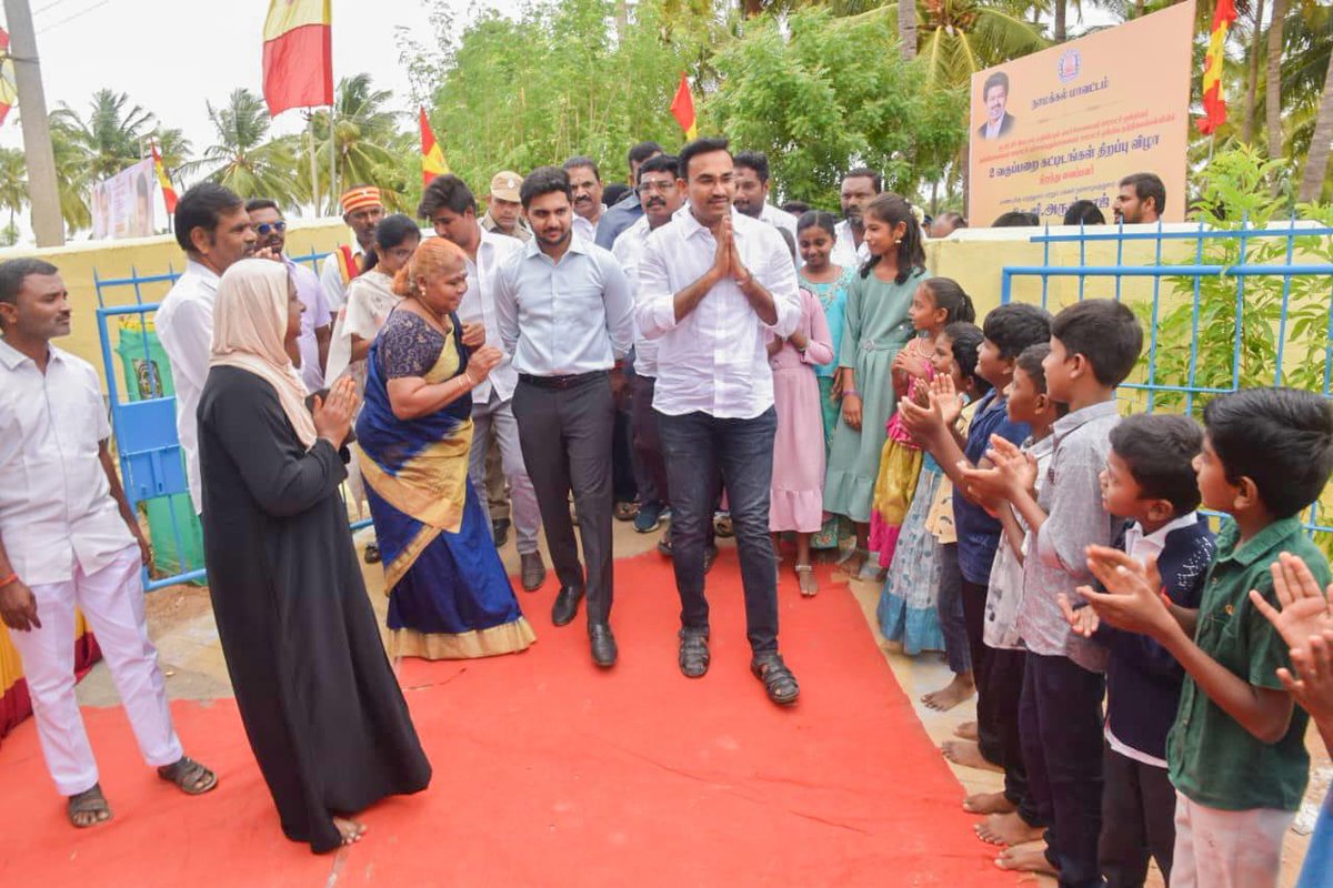 arunraajkg's tweet photo. மாண்புமிகு முதலமைச்சர் அவர்களின் அறிவுறுத்தலின் பேரில்...
நமது திருச்செங்கோடு சட்டமன்ற தொகுதியில் இன்றைய தினம் நிறைவுற்ற அரசு திட்டப் பணிகளை தொடக்கி வைத்தல், புதிய திட்ட பணிக்கு அடிக்கல் நாட்டுதல் ஆகிய நிகழ்வுகளில் கலந்து கொண்டோம்.

இவ்வகையில்... திருச்செங்கோடு அரசு தலைமை மருத்துவமனை வளாகத்தில்  ஒரு கோடி ரூபாய் மதிப்பில் கட்டப்பட்ட மாவட்ட ஒருங்கிணைந்த  பொது சுகாதார ஆய்வகத்தை திறந்து வைத்தோம். 

எலச்சிபாளையம் ஒன்றியத்துக்கு உட்பட்ட பச்சாம்புதுப்பாளையம் ஊராட்சி ஒன்றிய நடுநிலைப் பள்ளியில் 32.25 லட்சம் ரூபாய் மதிப்பீட்டில்  கட்டப்பட்ட இரண்டு வகுப்பறை கட்டிடங்கள்,  எஸ். இறையமங்கலம் ஊராட்சி காந்திநகர் அரசு மேல்நிலைப் பள்ளியில் 8.44 லட்சம் ரூபாய் மதிப்பில் கட்டப்பட்ட சமையலறை கட்டிடம் ஆகியவற்றை திறந்து வைத்தோம். 

மேலும் நாகர்பாளையம் ஊராட்சி நொண்டி முனியப்பன் நகரில் 8.5 லட்சம் ரூபாய் மதிப்பீட்டில் 10 ஆயிரம் லிட்டர் கொள்ளளவு கொண்ட மேல்நிலை நீர்த்தேக்க தொட்டி கட்டும் பணிக்கு அடிக்கல் நாட்டி மகிழ்ந்தோம்.

Dear திருச்செங்கோடு... இந்த அருண்ராஜ், என்றும் உங்களோடு!

@TVKVijayHQ | @TVKHQITWingOffl