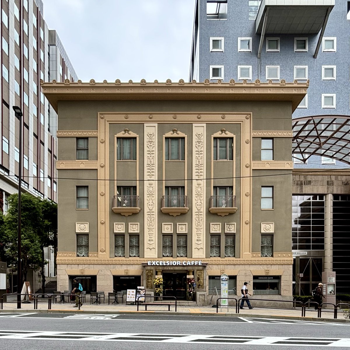 kenchiku_yacho's tweet photo. 7/1オープンのエクセルシオールカフェお茶の水日本大学店へ！
建物は1987年に磯崎新によって復原された婦人の友社旧社屋（W.M.ヴォーリズ/1925)。
カザルスホールの再開も待ち遠しい☺️ https://t.co/6lKFkFYAU3