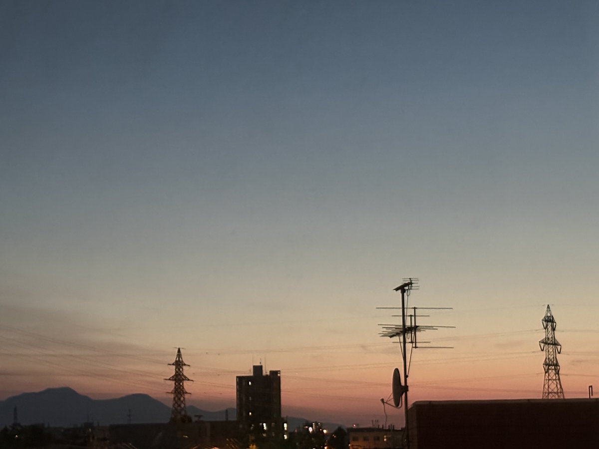 2kkarasu's tweet photo. 20時、北西の空
#札幌 https://t.co/JhHWEBUoSm