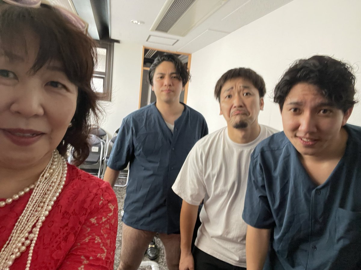 yamazonogin's tweet photo. KARMIKATA ありがとうございました。
静かに平場の反省会をする同期3人。
神様はダンス中。もっと面白くなったかもね、と、ちょっと反省に加わってる感を出す私。キングエースレンちゃん、しいたけちゃん、音響のカッスーちゃん感謝。
同期に恵まれている！！
#それもよし https://t.co/quK3BELCYY