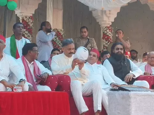 askrajeshsahu's tweet photo. गाजीपुर से सपा सांसद अफजाल अंसारी ने मऊ में कहा कि मेरे भाई मुख्तार को जेल में यातना दी गई। जहर देकर जेल में उनकी हत्या कर दी गई। जनता जानती है कि मेरे भाई को जालिम हुकूमत ने 18 साल तक जेल में रखा, वो शहीद हो गया। शुक्रवार का ये वीडियो शनिवार को सामने आया।

अफजाल ने कहा कि हमने पांच बार मुख्तार को जिताया। उसने जेल से फॉर्म भरा, तब भी हमने वोट दिया। मुख्तार को कभी भुलाया नहीं जा सकता। उन्होंने जिन लोगों की मदद की, वे आज भी उन्हें याद करते हैं। जो मुख्तार का है, मुख्तार का रहेगा। सोने में तौल दोगे तब भी वो मुख्तार की ही जय बोलेगा।

अफजाल मधुबन के बीबीपुर स्थित ब्रिगेडियर उस्मान के पैतृक आवास पहुंचे थे। उनकी 78वीं पुण्यतिथि के 'शहादत दिवस' कार्यक्रम में शामिल हुए थे।

https://t.co/xU4NqkSMIo