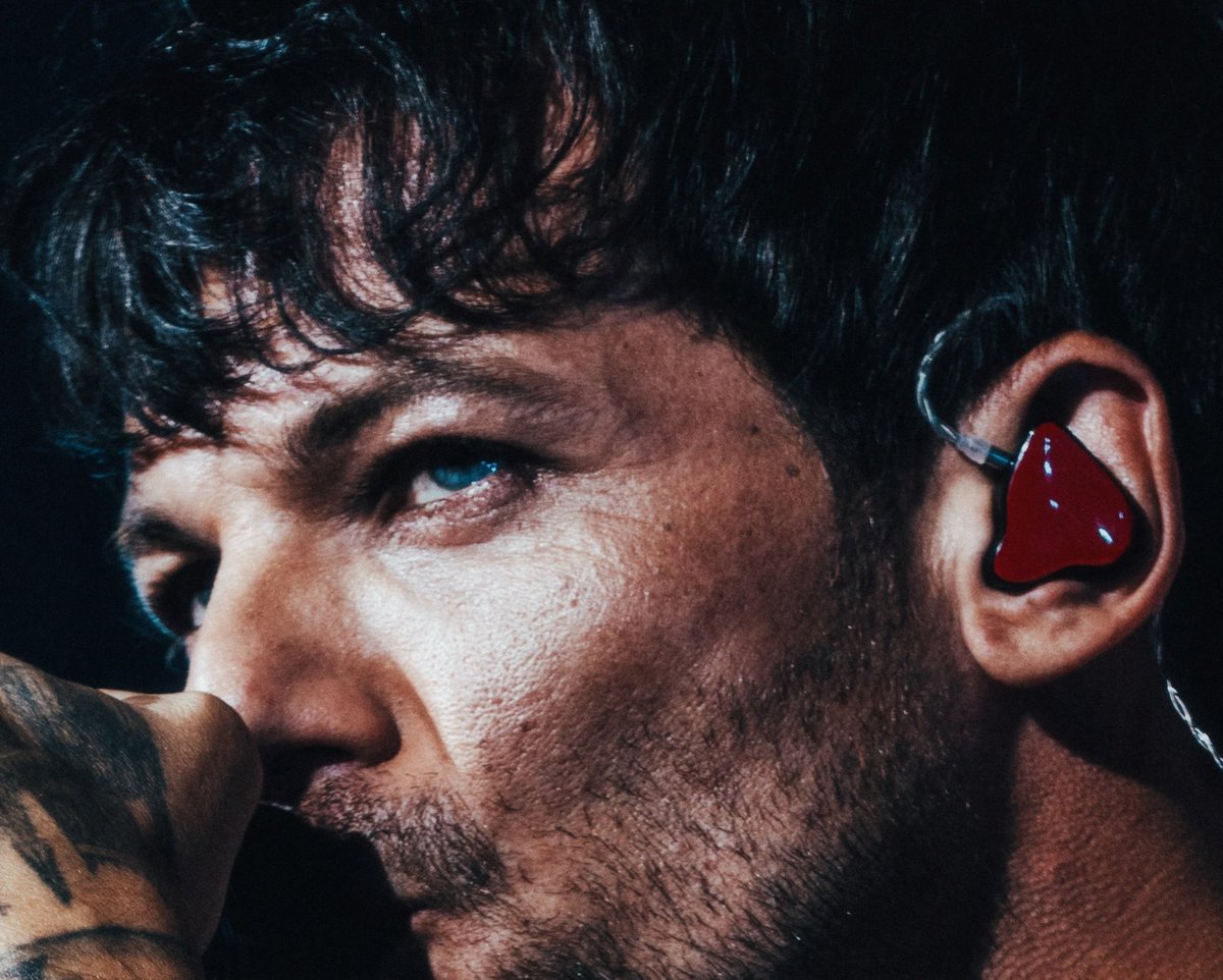 DeluriaD's tweet photo. I just realized that this Harry gets to kiss this Louis and somehow the world feels a bit happier😊 https://t.co/axbhb1uZAB