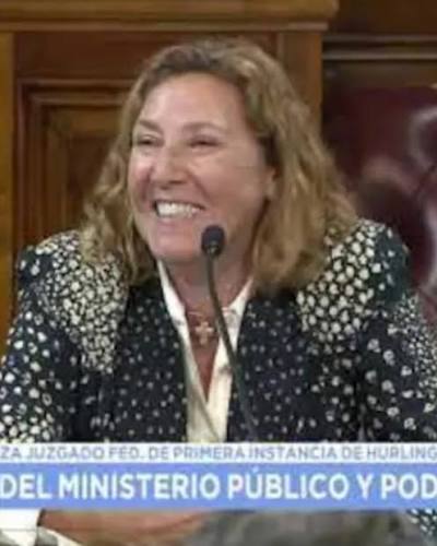 SoyPROpuro's tweet photo. Los inversores que perdieron todo con la #CriptoEstafaLibra promocionada por el Javo, ya no podrán ser Querellantes en la causa, por decisión del Juez Martínez de Giorgi, JUSTO cuando designaron como Jueza Federal a su esposa, Ana María Juan.

Pura casualidad. Recordá sus caras. https://t.co/a9bPvyVaxf