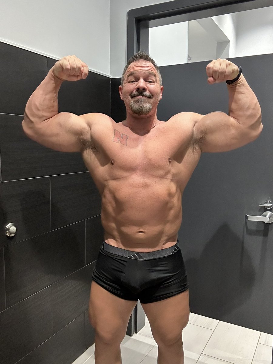 Gymbo2mfk's tweet photo. Arms up? Arms down?

Arms wrapped around you squeezing you tightly into my pecs? https://t.co/v0C3S4LTwD