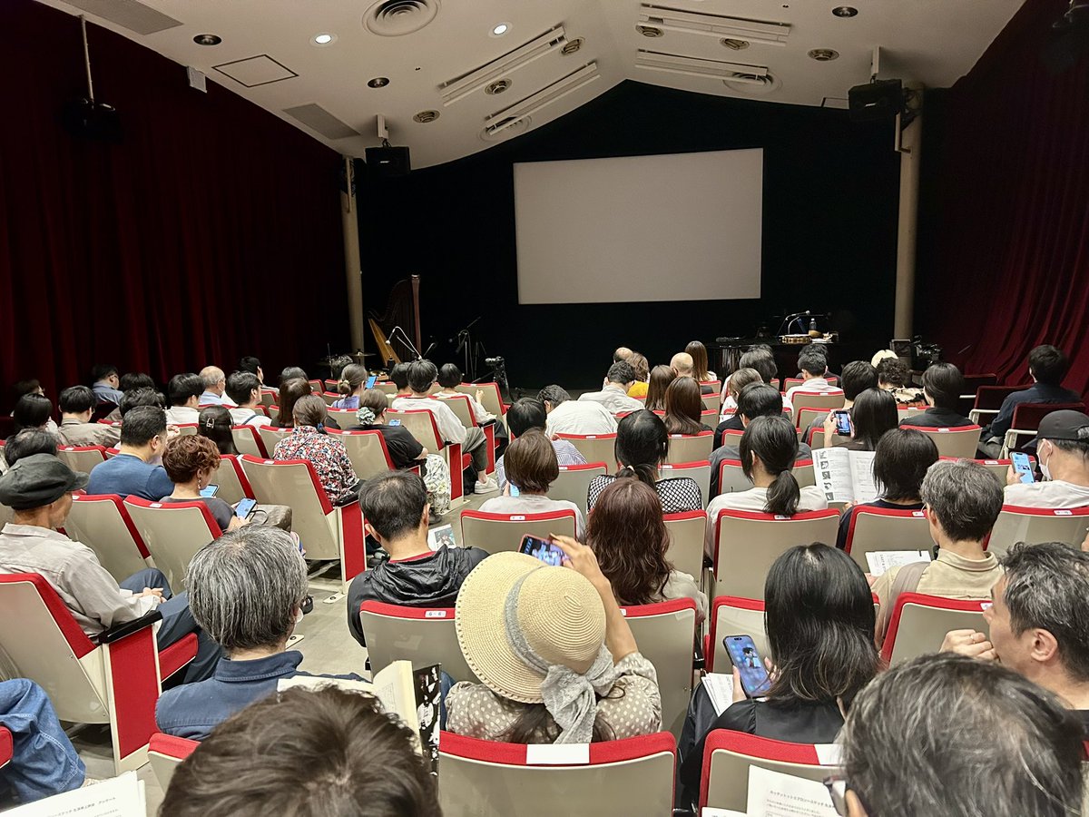 news_nonoho's tweet photo. 七里圭さんの『ホッテントットエプロン-スケッチ』を観にアテネフランセへ。生演奏と映像の迫力がパフォーマンスの舞台を観ているようでした。現実場面と、非現実的な小屋。女性と人形。青い部屋。赤い糸が垂れ切られて赤い雪となる、また痣と牛。タイトル。謎が多く独自な映像美に引き込まれました。 https://t.co/pbp598Dkv0