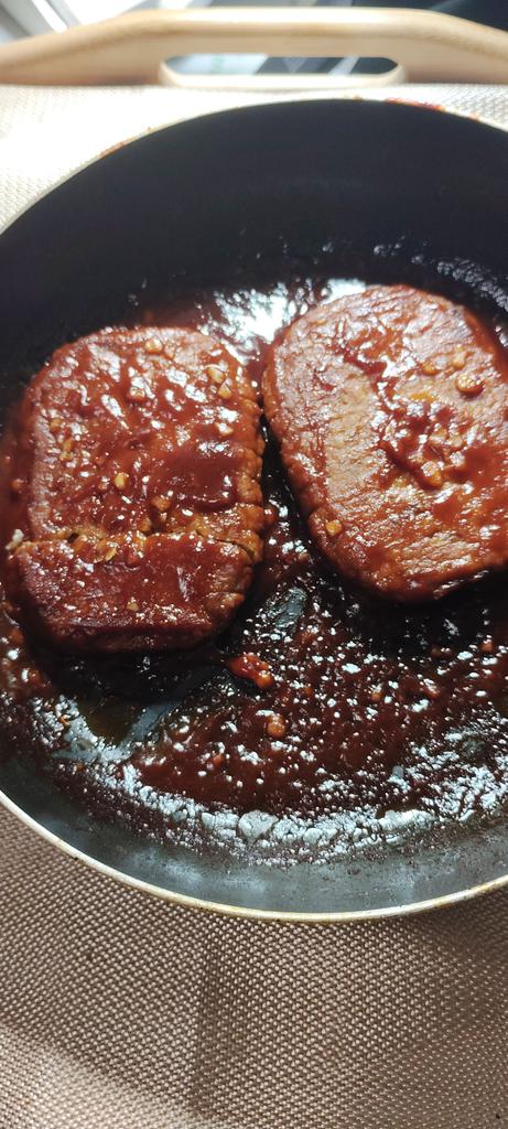 KITAMOETAROU's tweet photo. ボーナス出たから今日は石井のハンバーグが2個ですぅ😊 https://t.co/6wiZVBxXz3