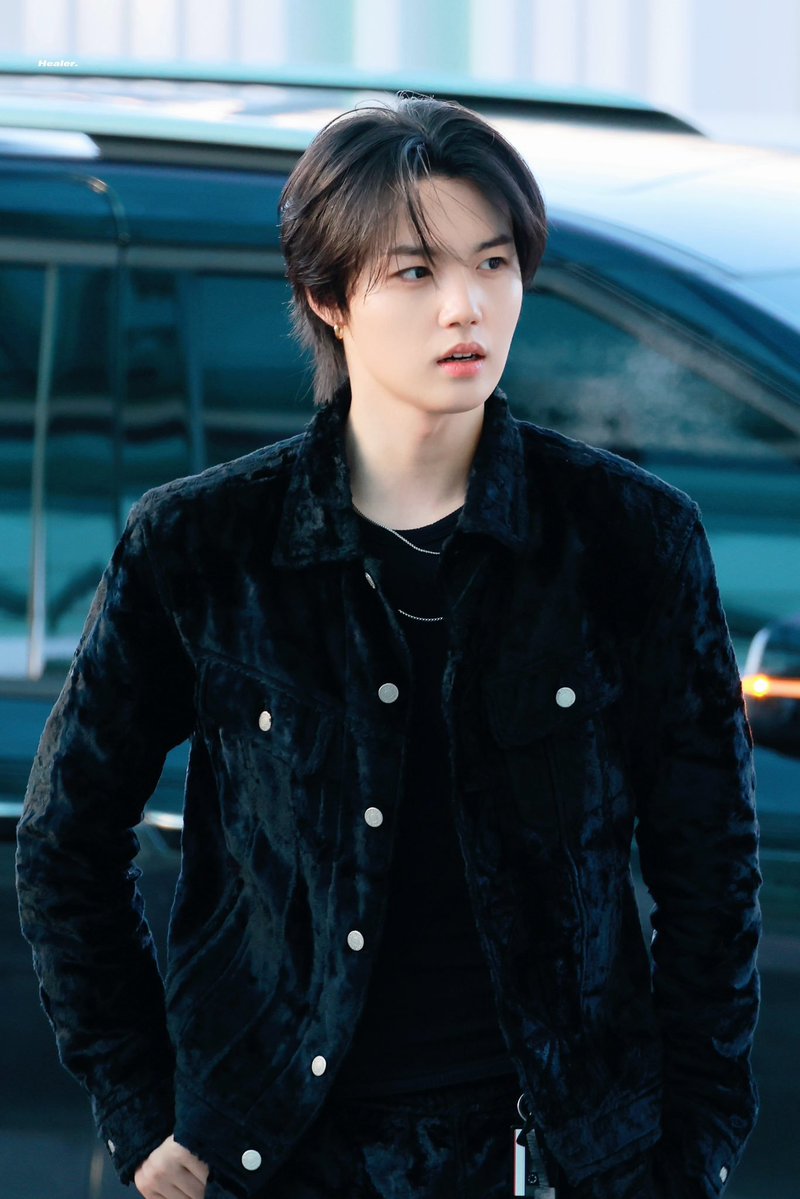 lovesickeu's tweet photo. i had a MAJOR crush on doyoung during his black long hair era i mean just look https://t.co/yIcM7EF8jx