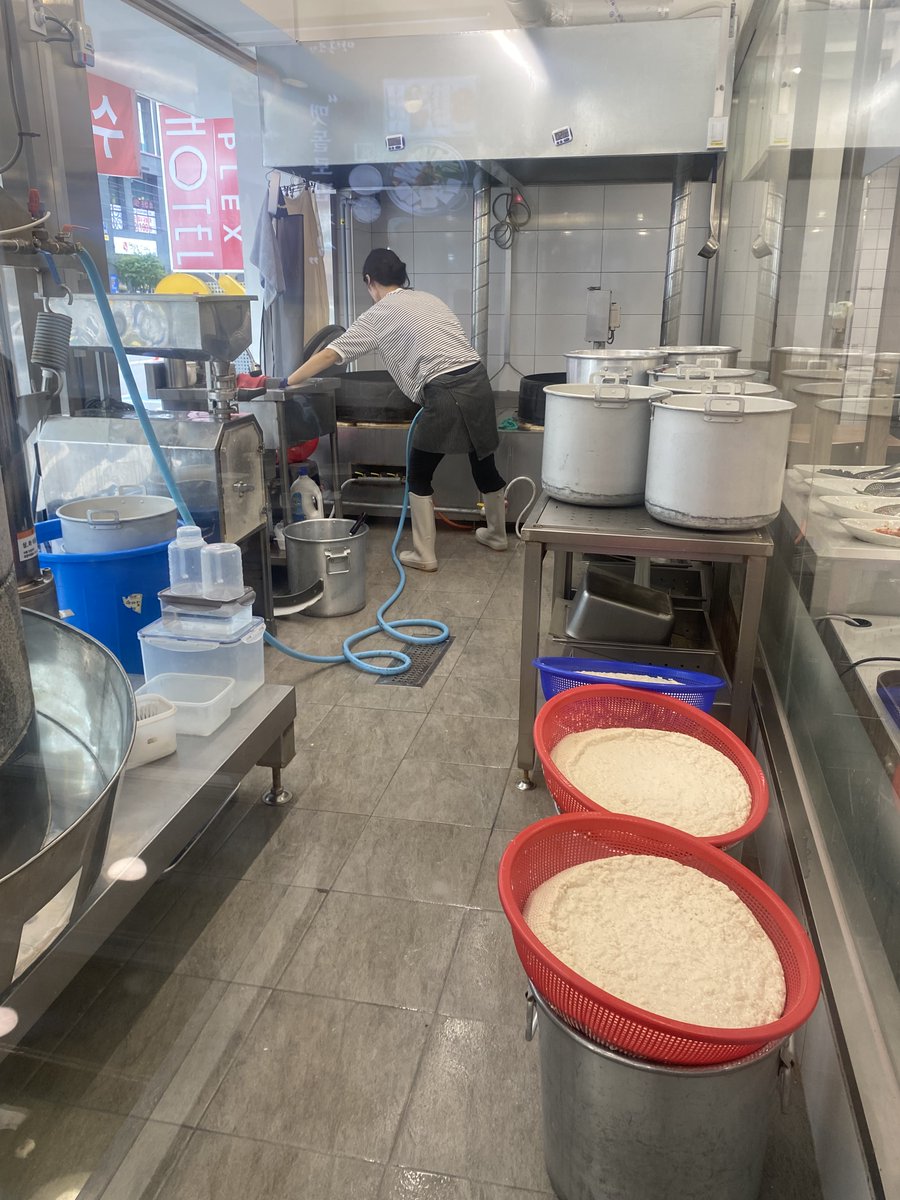 lamicheJP2002's tweet photo. .
🍽️通訳おすすめランチ🍽️
【メットルロマン 蚕室セネ店】で、夏にぴったりの、
コングクス🥣
手作り豆腐が人気のお店🤍
スンドゥブはおかわり自由！チゲも絶品です😋

ラミチェ皮膚科から徒歩圏内なので、ランチにもおすすめ🌿
https://t.co/2xBR1vX1tU

#韓国グルメ #コングクス #ラミチェ皮膚科 https://t.co/b5FKARiXMH