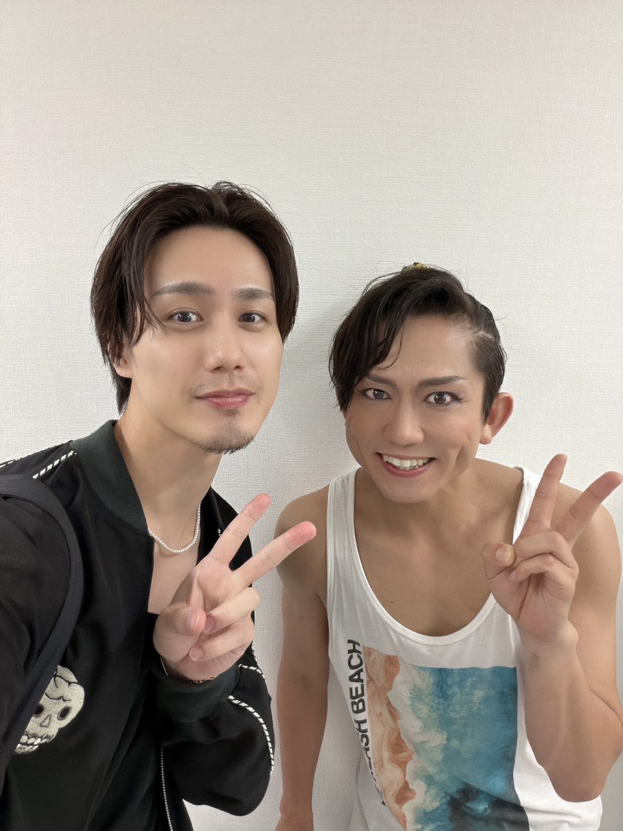 89_dars's tweet photo. 舞台 #嗣ノ導 観劇させて頂きました！
力強くも儚い…戦乱の世を生きる人々が明るい未来のために導き紡いでいく姿がかっこよかった！
主要人物はもちろん、作品全体を支える数十人もの力がとても素敵でした。

コバにも久々会えてhappy！
玉城さんや日南さんにも会えたけど久しぶり過ぎて緊張した笑 https://t.co/o7sly09QqL