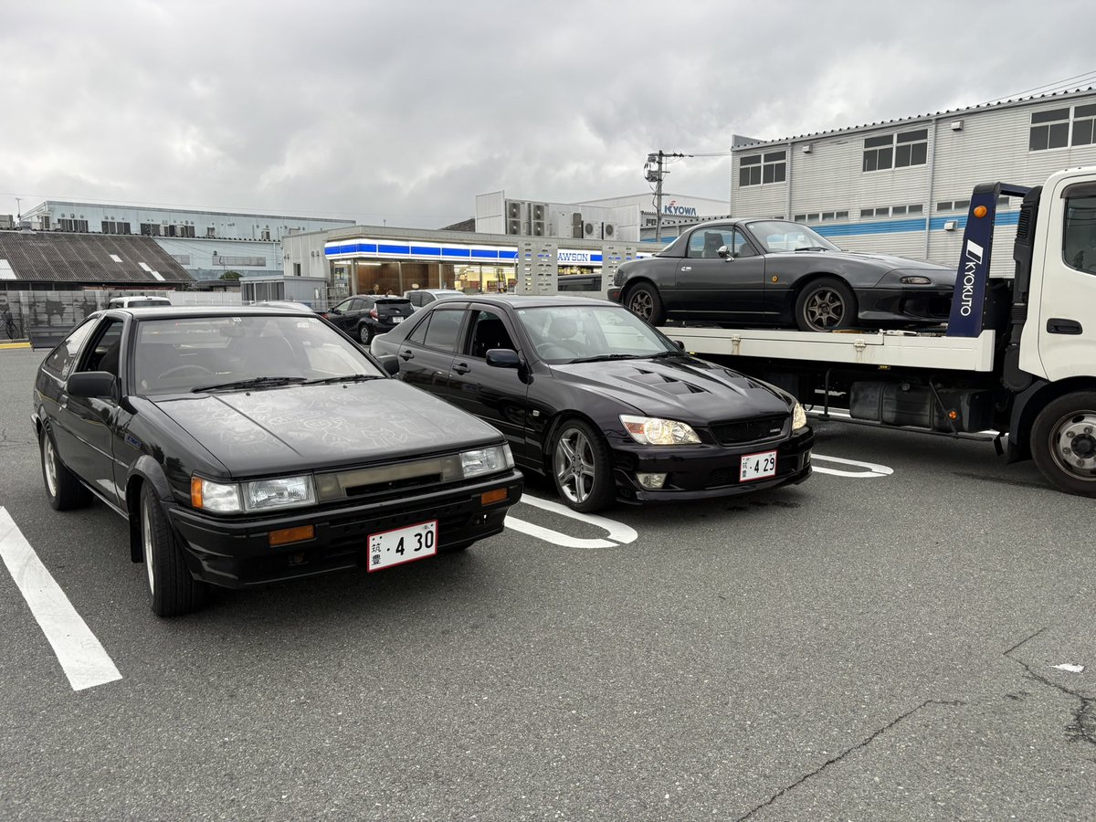 tiger1997driver's tweet photo. 超絶破格セール❗️
まじ早いもんガチ❗️
相場上がりますよ〜❗️
上昇中です❗️
足踏みしてたら一生買えない旧車スポーツカーお買い得祭をたま〜に開催したいと思います❗️
中には赤字商品もあります❗️

○AE86/259万
•17万2000キロ実走行
•調子良い乗り心地良い
•フル内装
•車高調
•腐食少ない！

○アルテッツァ/899000円
•6速
•走行不明
•エキマニ
•社外ボンネット

○ロドスタNA6/62万円
ハードトップ　6速
176000キロ