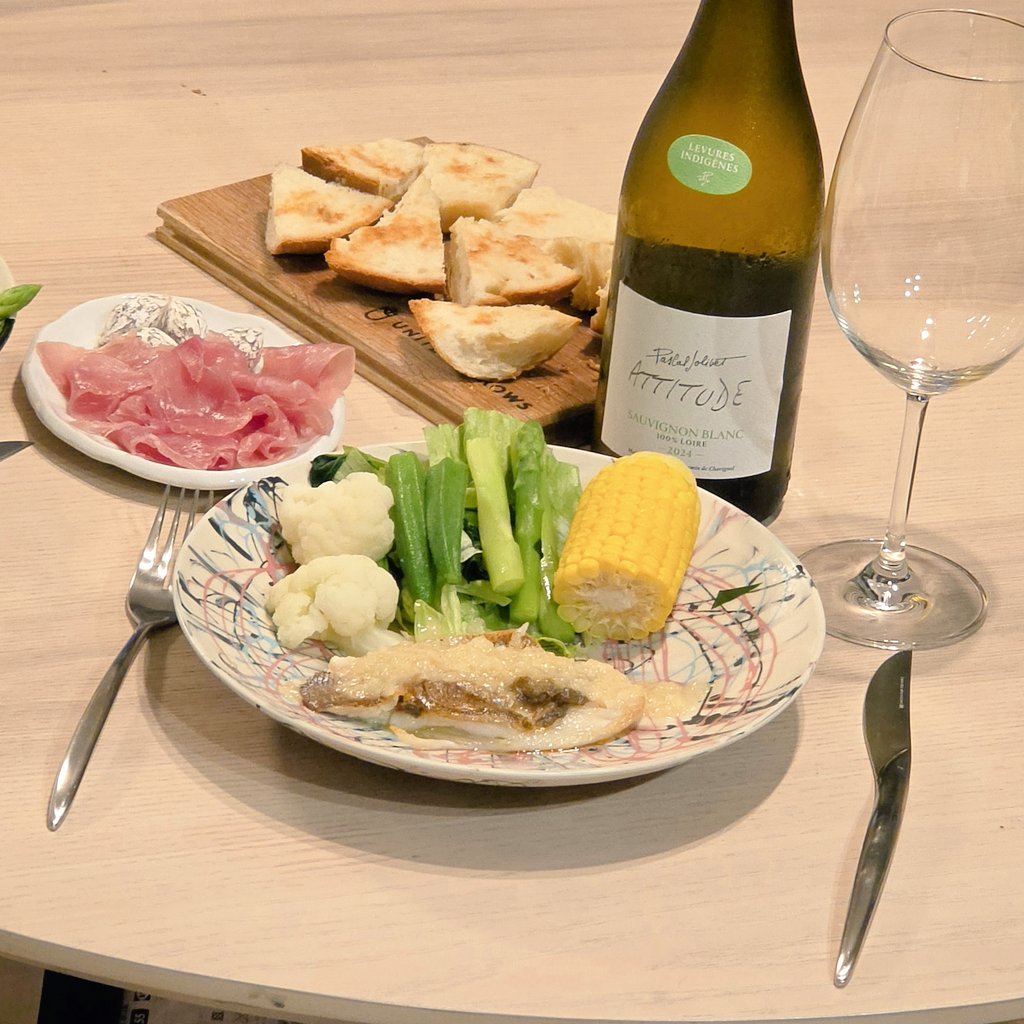 s88haru's tweet photo. ツール・ド・フランス開幕記念、息子は先におネンネするけど、🇫🇷ワインで乾杯 https://t.co/ItHxlBVbBh