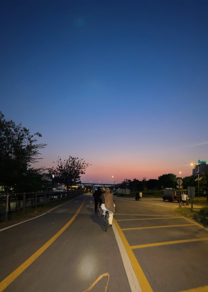 dikraniaa's tweet photo. Bucket list moment: cycling along the Han River 🥹🤍 https://t.co/BRBlpg1N2M