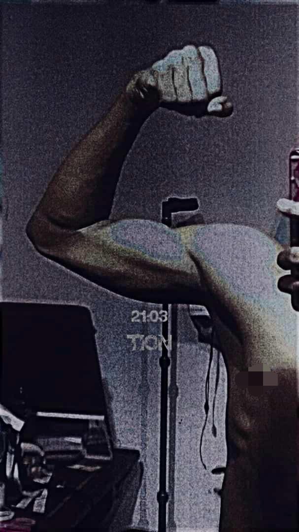 TION4vr's tweet photo. Bicep-tion https://t.co/K2rlXPzLnt