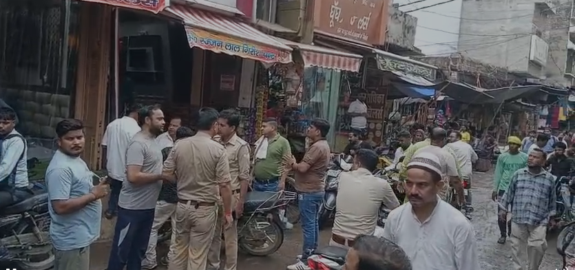 bstvlive's tweet photo. हाथरस
➡️ज्वैलरों की दुकान पहुंची अलीगढ़ GRP पुलिस
➡️थाना सिकंदराराऊ क्षेत्र में दुकानों में जांच
➡️चोरी के आरोपियों को लेकर पहुंची पुलिस
➡️आभूषणों की बरामदगी करने पहुंची GRP
➡️कार्रवाई से इलाके में मचा हड़कंप
#Hathras #GRP #UttarPradesh @upgrphq https://t.co/JMJ5jR988F