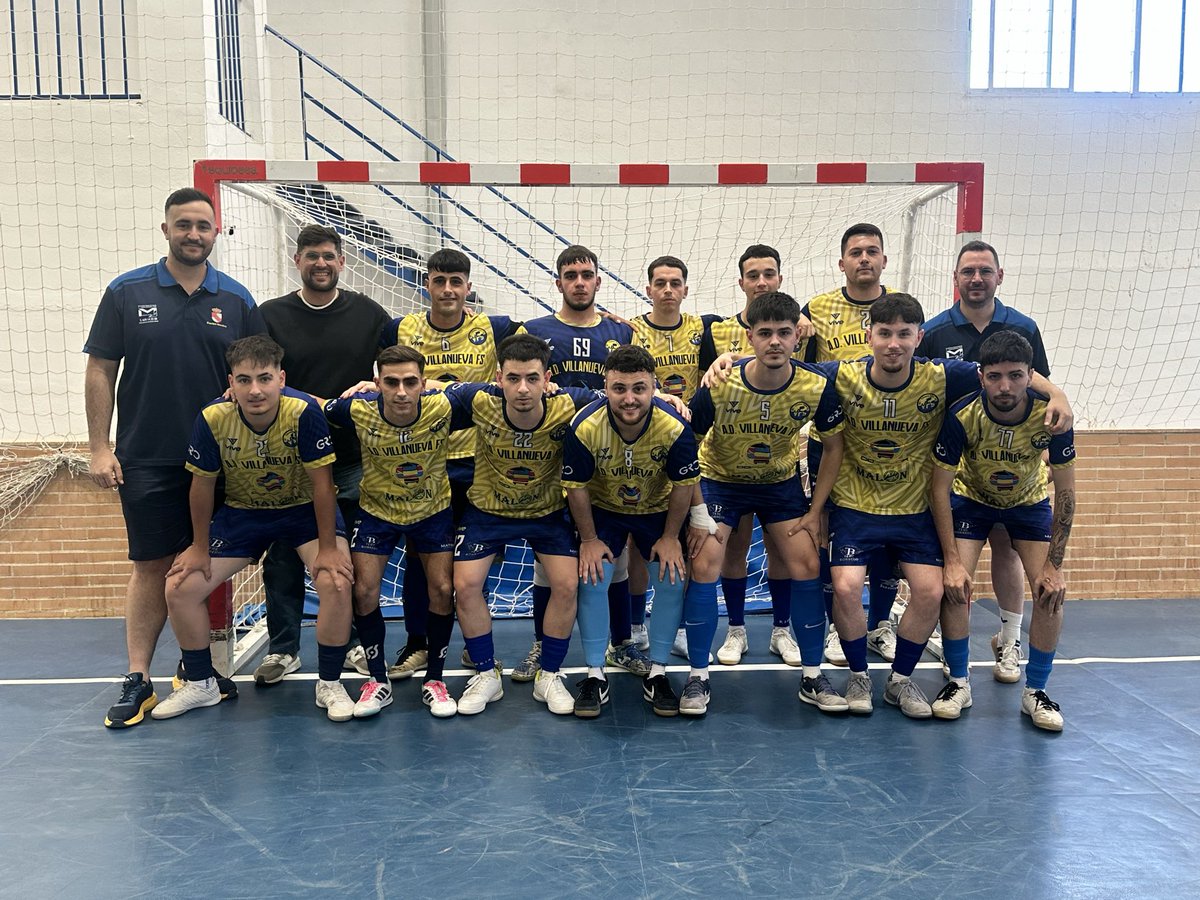 BlasAlves's tweet photo. Ayer disfrutamos de un gran encuentro de fútbol sala, el equipo local hizo una remontada épica, a pesar de la baja de importantes jugadores, aunque el encuentro se decantó, en los penaltis a Garciez FS, mi más sincera enhorabuena por el éxito de toda la temporada. https://t.co/0bAF7jp3xN