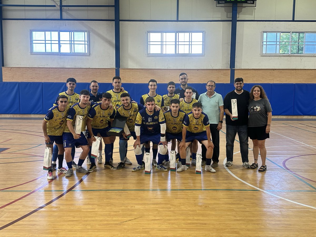 BlasAlves's tweet photo. Ayer disfrutamos de un gran encuentro de fútbol sala, el equipo local hizo una remontada épica, a pesar de la baja de importantes jugadores, aunque el encuentro se decantó, en los penaltis a Garciez FS, mi más sincera enhorabuena por el éxito de toda la temporada. https://t.co/0bAF7jp3xN