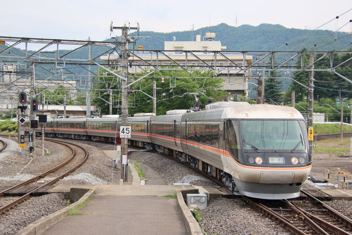 series373f1's tweet photo. 今日は急きょ仕事になってしまい、撮影を諦めかけていましたが、午後から塩尻へ行ける事になり、信州DCプレキャンペーンの団体臨時列車、諏訪しなの号を記録する事が出来ました。
#信州デスティネーションキャンペーン　
#諏訪しなの
#知ってほ信州 https://t.co/jalXIYDZGs