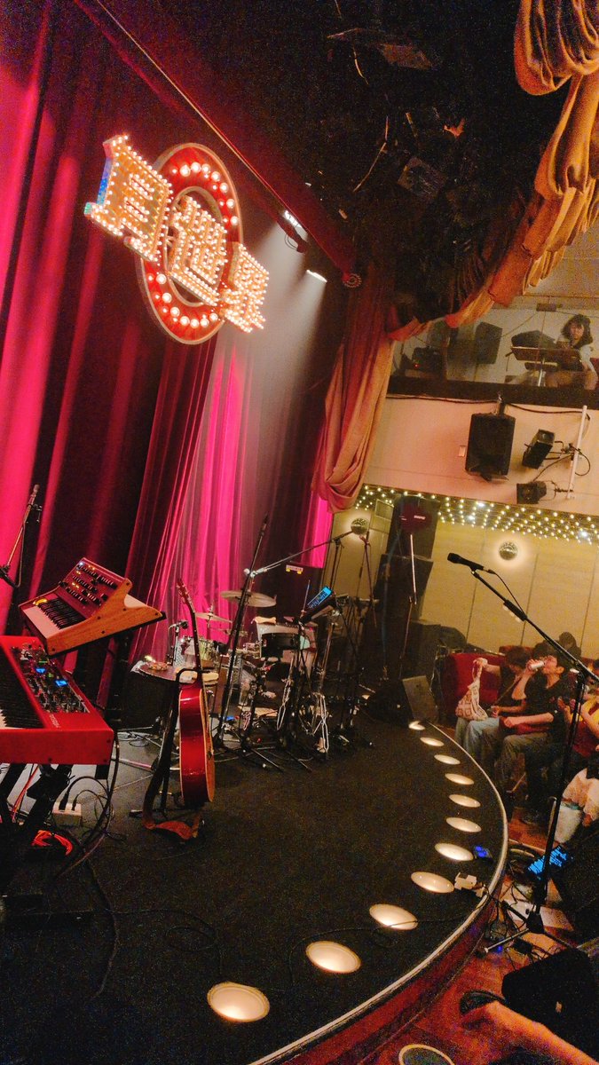 capsuleperfume4's tweet photo. 7/4㈯ 矢井田 瞳 クラブ月世界(神戸)
ヤイコの伸びやかな歌声と
情感たっぷりの表現が
昭和レトロの会場「月世界」に
最高にマッチ⭐️

歌詞を間違えてやり直し曲もあり
(つまりレア‼️)で満員御礼の会場は
大いに盛り上がって感無量だった☺️

先月参戦したばかりだが、また涙😭
やっぱりヤイコは心に沁みる✨️
来月の名古屋公演も楽しみだ🌞
#矢井田瞳
#ヤイコ
#DOORtoDOORS
