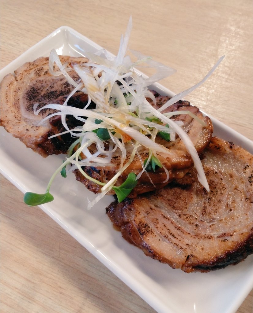 ebiyukie's tweet photo. 本日は夕御飯にオカンと一風亭で、夏季メニューの冷やし中華と激推しのげんこつチャーシュー🐷 https://t.co/RL06BnSpFQ