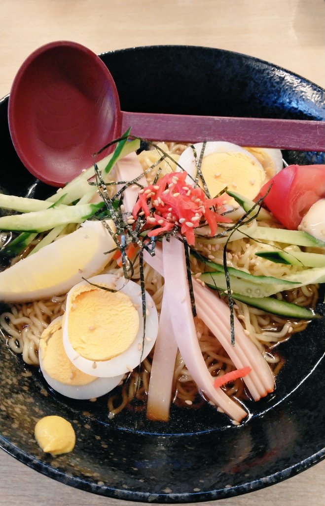 ebiyukie's tweet photo. 本日は夕御飯にオカンと一風亭で、夏季メニューの冷やし中華と激推しのげんこつチャーシュー🐷 https://t.co/RL06BnSpFQ
