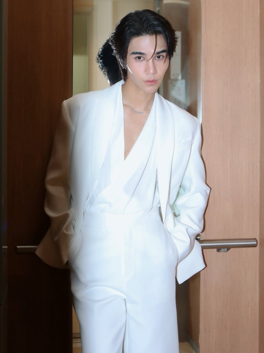 jeffsaturbrasil's tweet photo. LINDO! #JeffSatur, Friend da Olay Thailand, pronto para o evento da marca com o hidratante facial Olay Super Collagen-Peptides Moisturiser.

#OLAYxJeffSatur
#jeffsaturยกหน้าให้olay
(Reprodução: Studio On Saturn) https://t.co/xnaNoPFq37