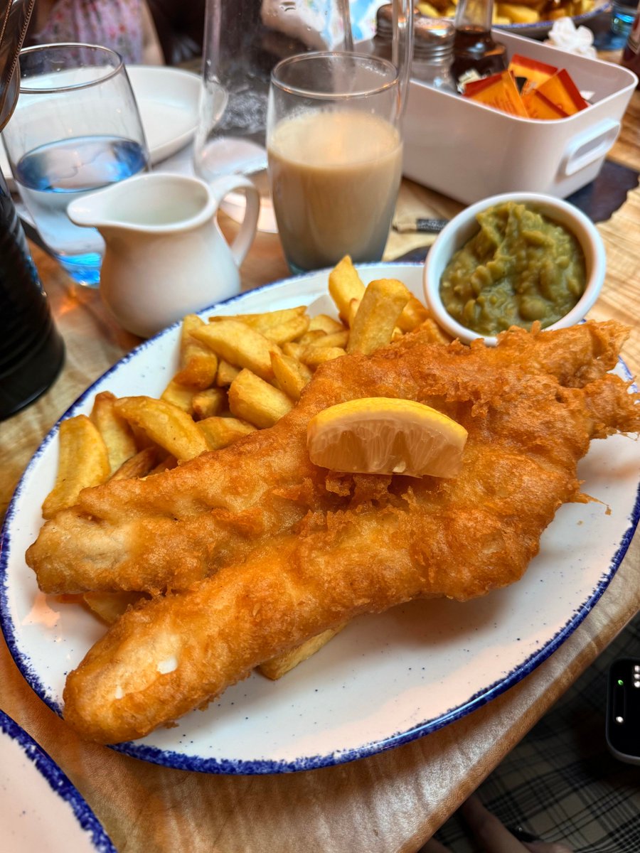 orange_CZI's tweet photo. The famous dish of fish and chips https://t.co/APYeLH2pBz