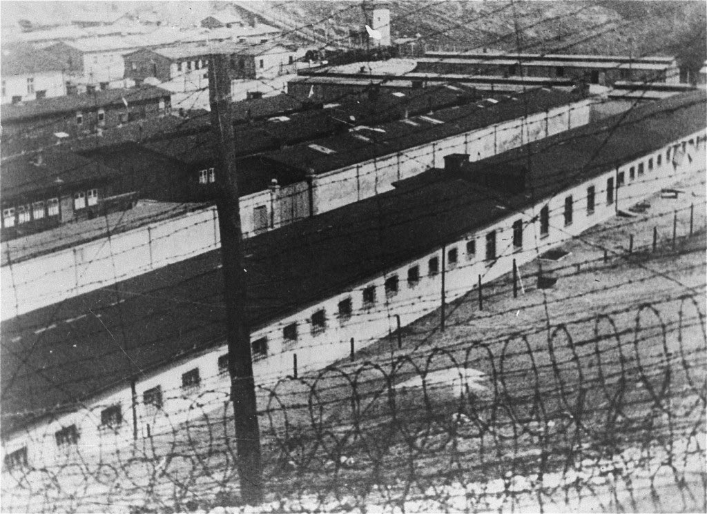 abrendalaranja's tweet photo. vocês costumam reproduzir por aí a frase “holocausto nunca mais” mas em 2026 temos um estado judaico prestes a inaugurar estruturas semelhantes a essas daqui e com a mesma lógica de extermínio, mas dessa vez com o consentimento consciente de todo mundo https://t.co/bkgTvh63ca