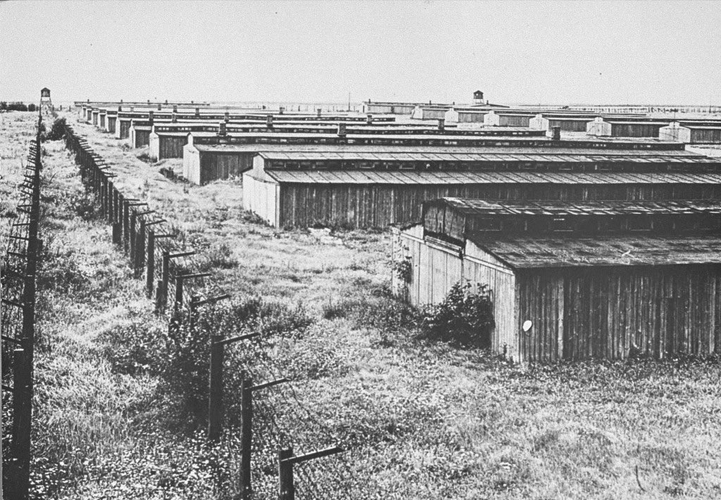 abrendalaranja's tweet photo. vocês costumam reproduzir por aí a frase “holocausto nunca mais” mas em 2026 temos um estado judaico prestes a inaugurar estruturas semelhantes a essas daqui e com a mesma lógica de extermínio, mas dessa vez com o consentimento consciente de todo mundo https://t.co/bkgTvh63ca