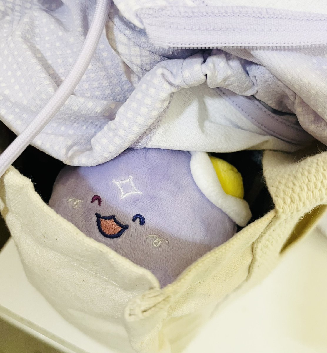 _FIREtz's tweet photo. スタゲをカバンにポンッといれてこの後着る上着をテキトーに置いたら、カバンでかくれんぼしてるみたいになって もーーーーかわいすぎる！！！！！！ https://t.co/XisOrfktVz