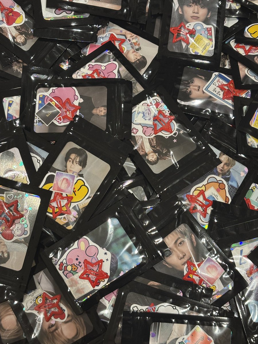koopunz's tweet photo. london d1 and d2 freebies are ready omg WHO WANTS ONE :p https://t.co/75WZIrufSr