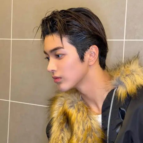 mnhzlyk's tweet photo. I found this naver blog article really interesting, this clinic posted about Keonho visual. In the conclusion of their review, they said “it is difficult” to reach Keonho level of visual. They explained that what makes Keonho face look so outstanding not because it’s something that could be built feature by feature through surgery, but because his natural facial structure itself is well balanced.

https://t.co/wshtSO3oK2