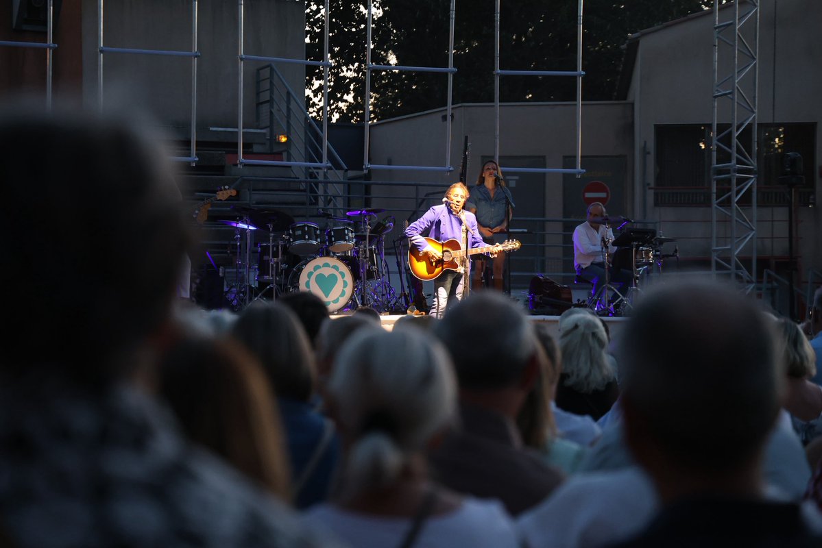YoannGillet30's tweet photo. 🎶 Très beau moment hier au concert de Laurent Voulzy à Bouillargues, à l’invitation de Marie-Pierre Tronc, nouvelle maire. J’étais accompagné de Laurence Gardet, conseillère régionale.
Un superbe événement culturel au cœur de notre territoire. https://t.co/KNu1DM5ivC